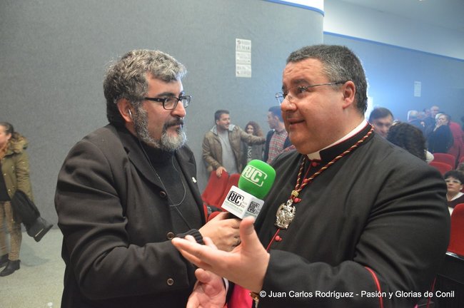 Manu Sánchez en una entrevista al párroco de Conil para Radio Juventud.